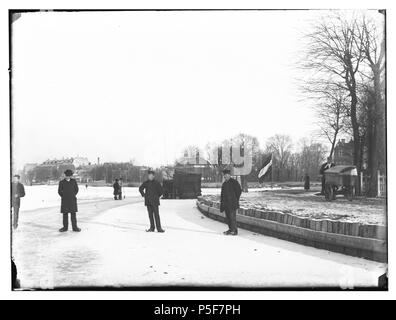 N/A. Nederlands: Beschrijving Amstel  Gezien in noordoostelijke richting. Links is de Weesperzijde en de Schollenbrug (brug nr. 340). Rechts een gedeelte van de Omval. IJspret.  Documenttype foto  Vervaardiger Olie``, Jacob (1834-1905)  Collectie Collectie Jacob Olie Jbz.  Datering 1892 t/m 1893  Geografische naam Amstel  Inventarissen http://stadsarchief.amsterdam.nl/archief/10019 Afbeeldingsbestand 010019000408 Generated with Dememorixer . 1892 t/m 1893.   Jacob Olie  (1834–1905)     Alternative names Jacob Olie Jbz. Jacob Olie Jbzn.  Description Dutch photographer  Date of birth/death 19 Oc Stock Photo